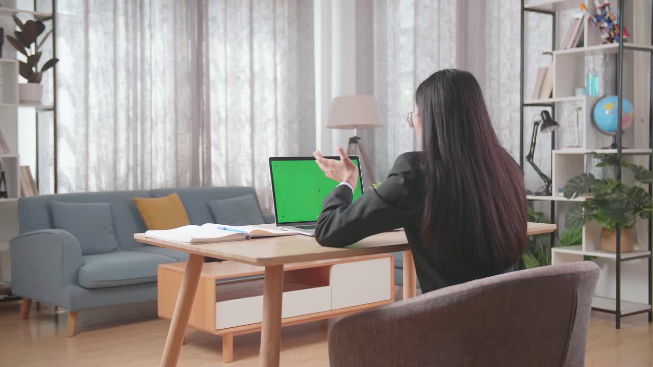 홈 오피스 에서 비디오 통화 를 하는 여자