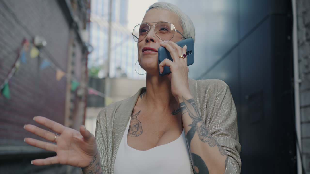 mujer hablando por teléfono en la calle de la ciudad