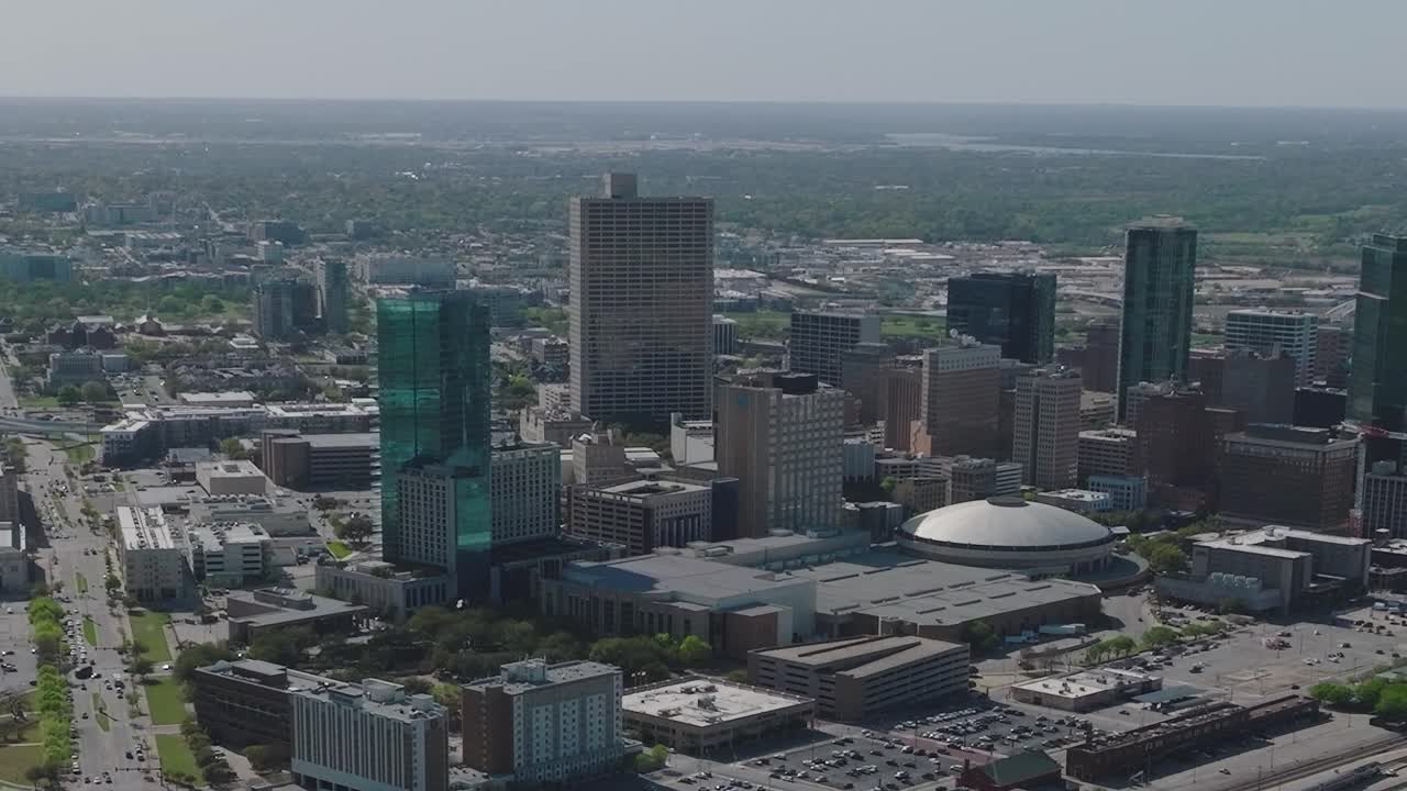 Vista del centro de Dallas tomada desde arriba durante un día soleado