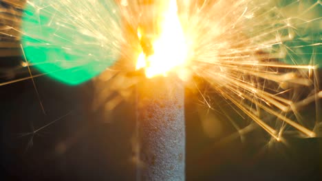 fuegos artificiales que queman chispas