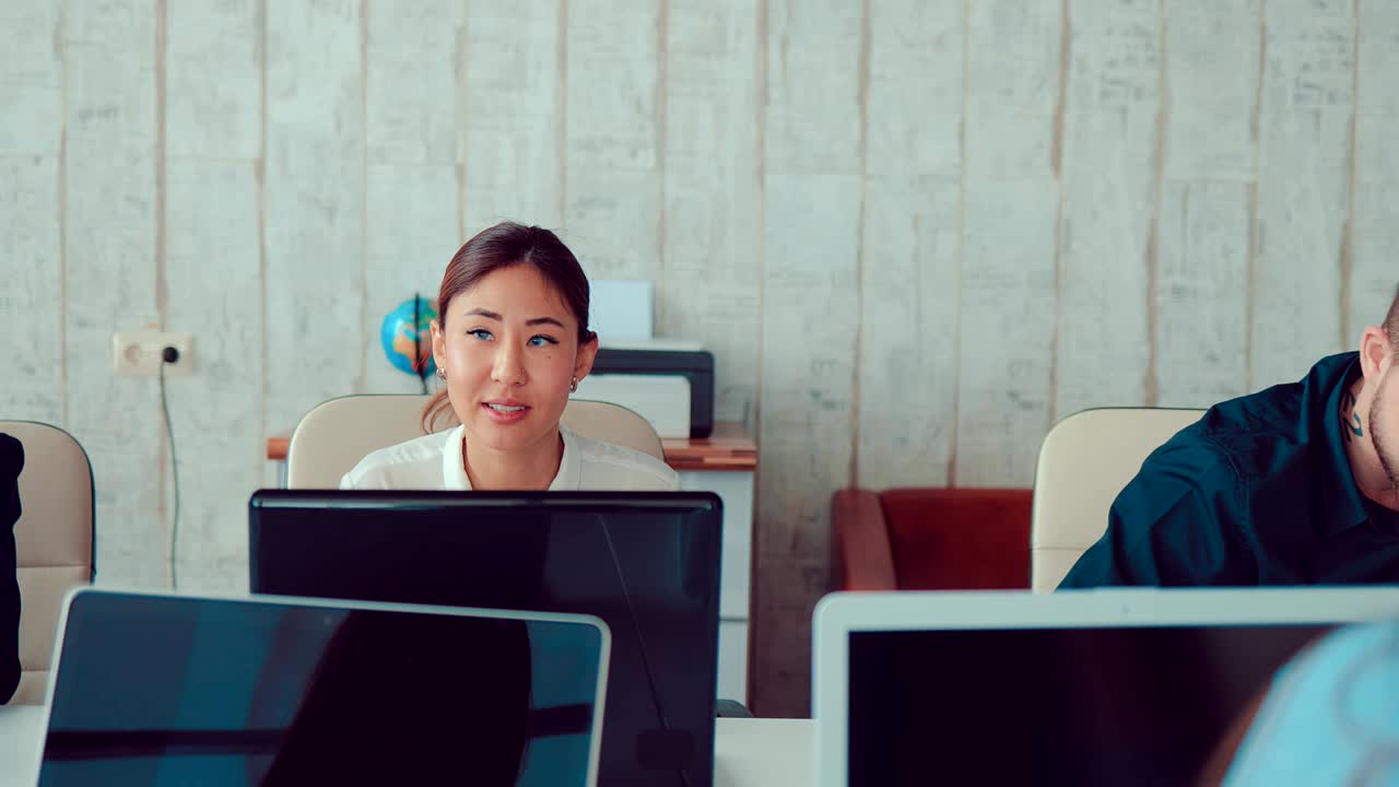 사업가 여성은 사무실에서 노트북에 앉아 동료들과 함께 사업 계획을 공유하고 새로운 사업 아이디어에 대해 논의하고 있습니다.