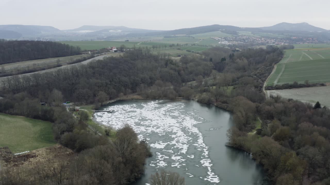 imágenes aéreas de drones de un dron de 4k volando muy cerca de un lago congelado en alemania
