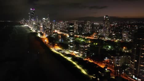 Impresionantes-Imágenes-De-Drones-Del-Icónico-Paisaje-Urbano-De-Sufers-Paradise-En-El-Crepúsculo-Con-Olas-Brillantes-Rompiendo-En-Las-Famosas-Playas-De-Gold-Coast