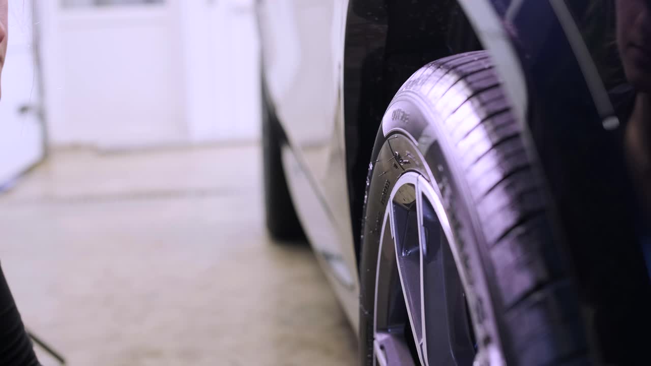 la cera del neumático. cera el neumático con esponja.