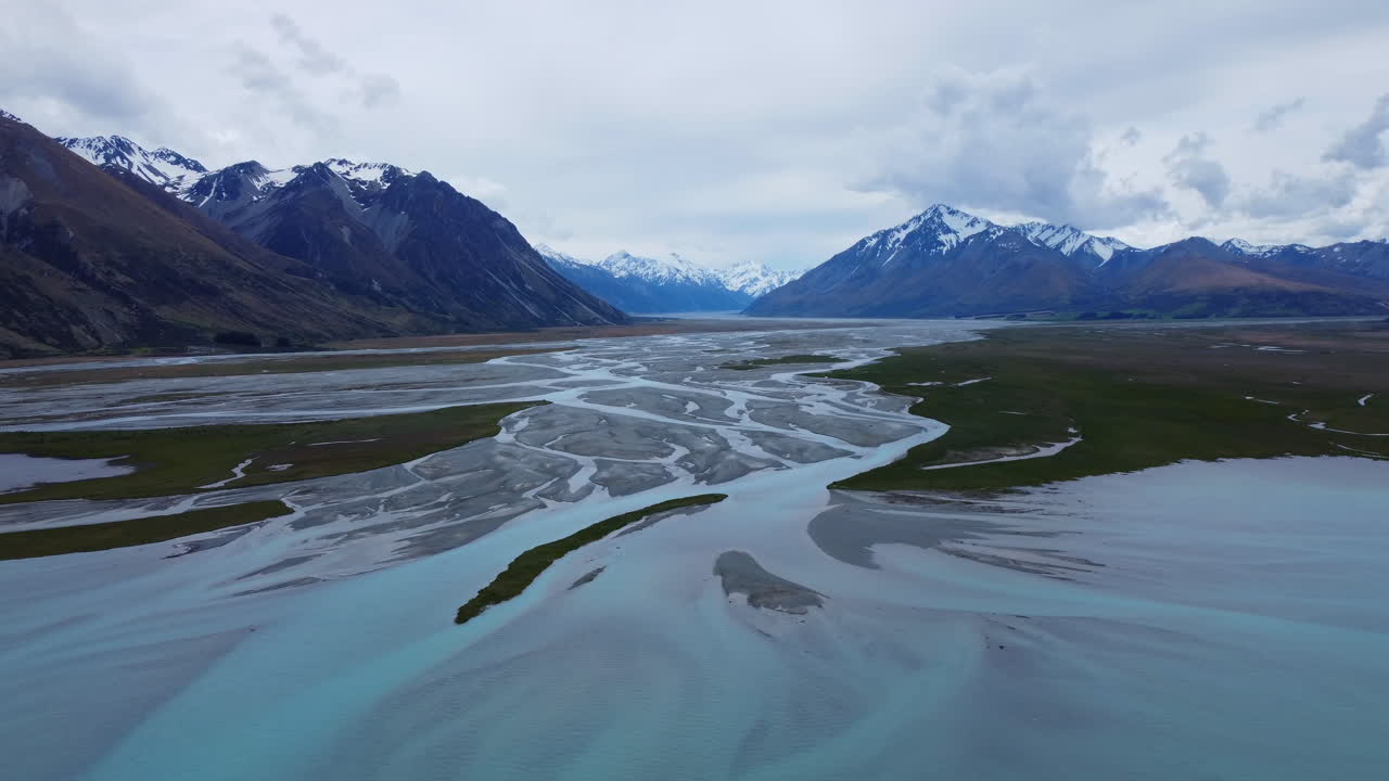 drone alrededor del río godley y el lago tekapo