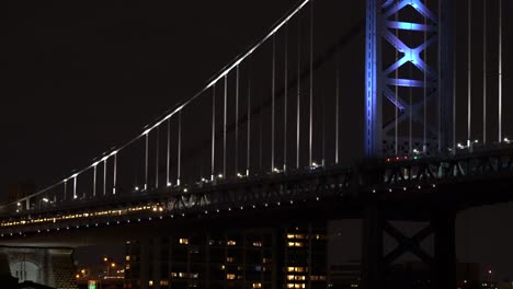 El-Metro-Cruzando-El-Puente-Ben-Franklin-En-Filadelfia-De-Noche-Con-Las-Luces-Brillando-1