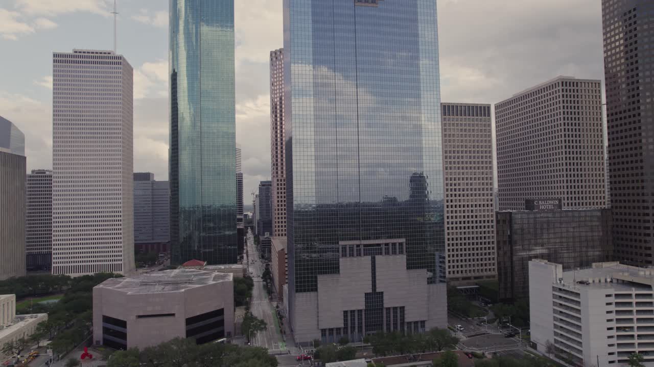 antena - toma general de los edificios del centro de houston con la calle lamar