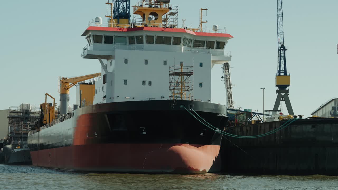 buque de carga sentado en un muelle seco filmado desde el agua