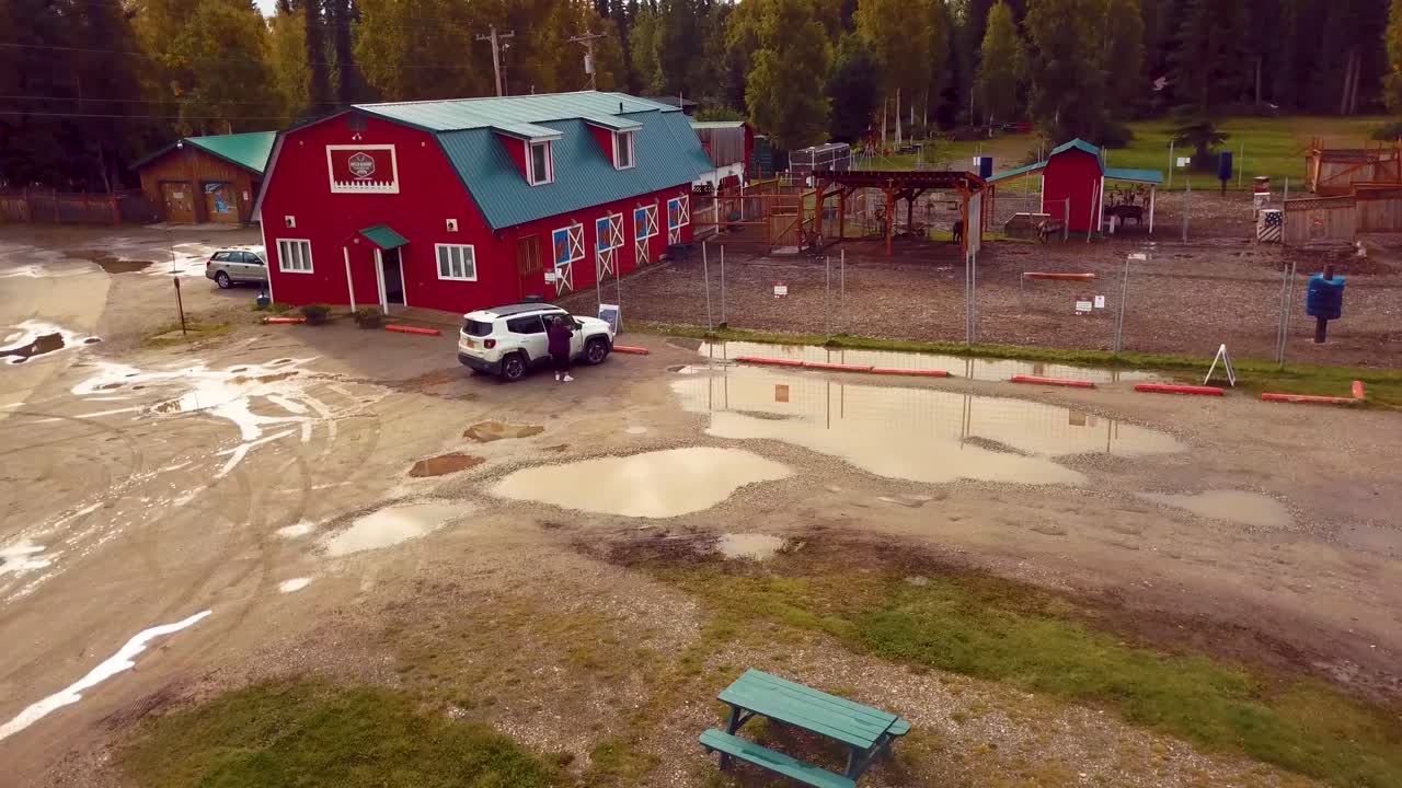 4K drönarvideo av Antler Academy i Nordpolen, Alaska under sommaren