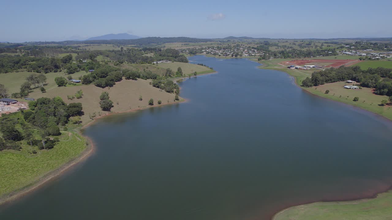 vista aérea de las aguas de tinaburra y campos rurales en la ciudad de yungaburra en queensland, australia