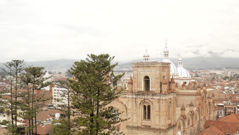 Ciudad-Vacía-De-Cuenca,-Ecuador,-Durante-El-Bloqueo-De-La-Pandemia-Covid19-Desde-La-Perspectiva-De-Un-Dron