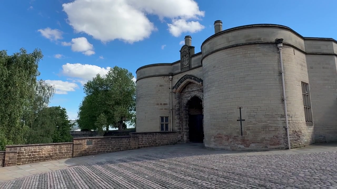 Vista dell'ingresso del Castello di Nottingham vicino a Old Market Square e alla statua di Robin Hood a Nottingham, East Midlands, Inghilterra, che mostra l'architettura storica.