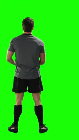 jugador de rugby serio con la pelota