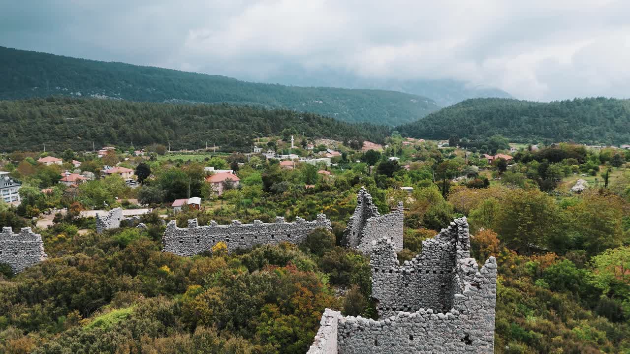 vista aérea de las ruinas del antiguo castillo romano de kadrema ubicado en el pueblo de gedelme y la cresta de la montaña en el fondo