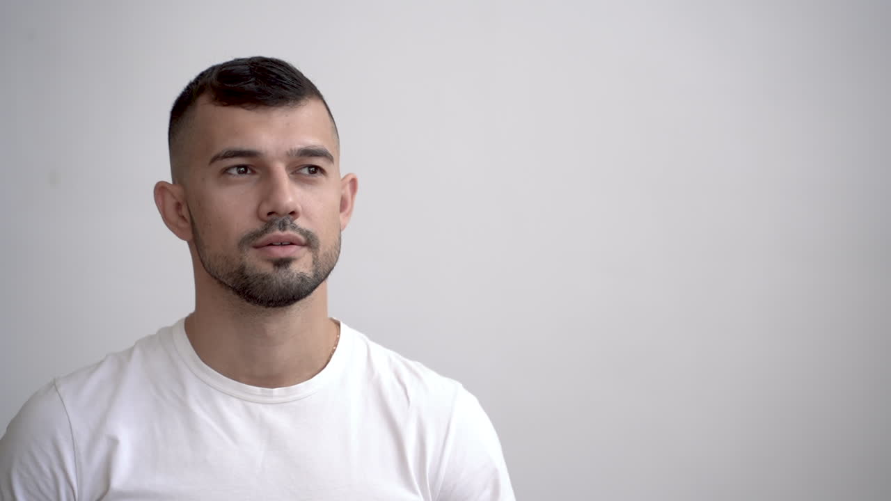 hombre asustado no quiere una inyección