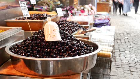 una selección de aceitunas negras a la venta en un mercado