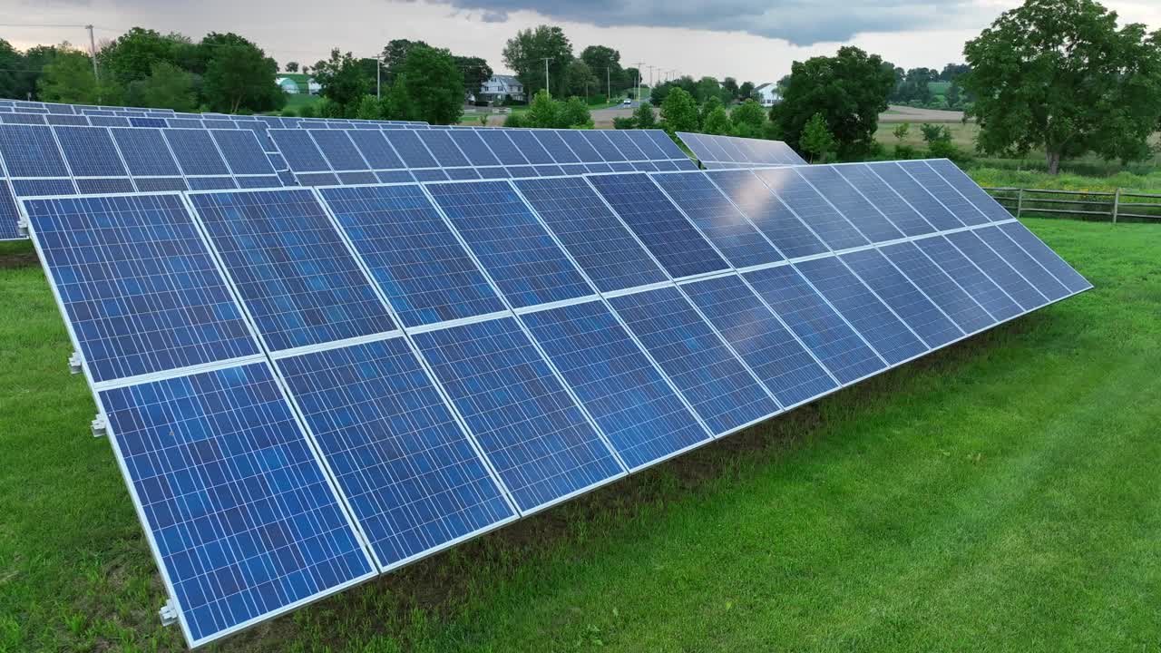 солнечные панели на травяном газоне