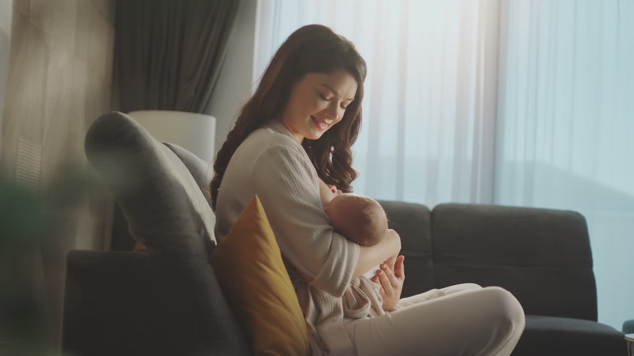 madre que amamanta al bebé