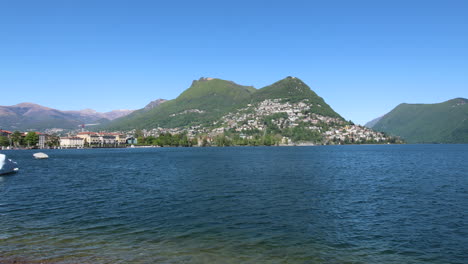 toma panorámica de la hermosa costa de lugano, suiza durante un día soleado-3