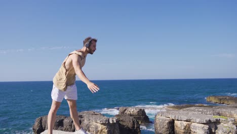 Junger-Mann-Treibt-Sport-Auf-Der-Klippe.