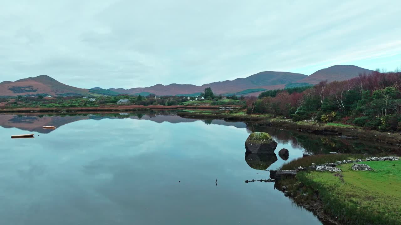 drone todavía aguas de otoño temprano en la mañana en el anillo de kerry irlanda