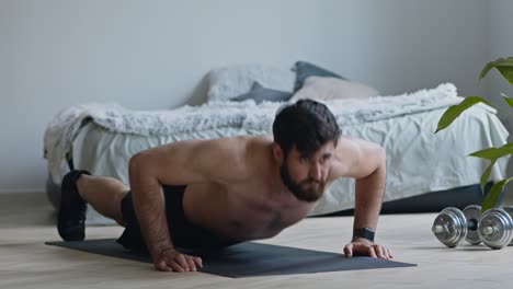 hombre haciendo flexiones en casa