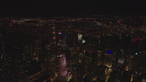 Volar-Sobre-La-Ciudad-De-Noche.-Altos-Rascacielos-Y-Edificios-En-El-Centro-De-La-Ciudad.-Miles-De-Luces-En-Los-Barrios-De-La-Ciudad.-Manhattan,-Ciudad-De-Nueva-York,-Estados-Unidos