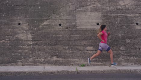 Mujer-Caucásica-Corriendo-En-La-Calle