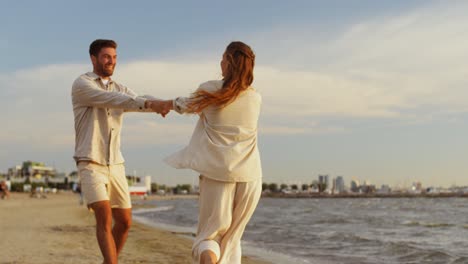 Feliz-Pareja-Corriendo-Por-La-Playa-De-Verano.-Vacaciones-De-Verano-Y-Concepto-De-Personas-Feliz-Pareja-Corriendo-Por-La-Playa-En-Tallin,-Estonia