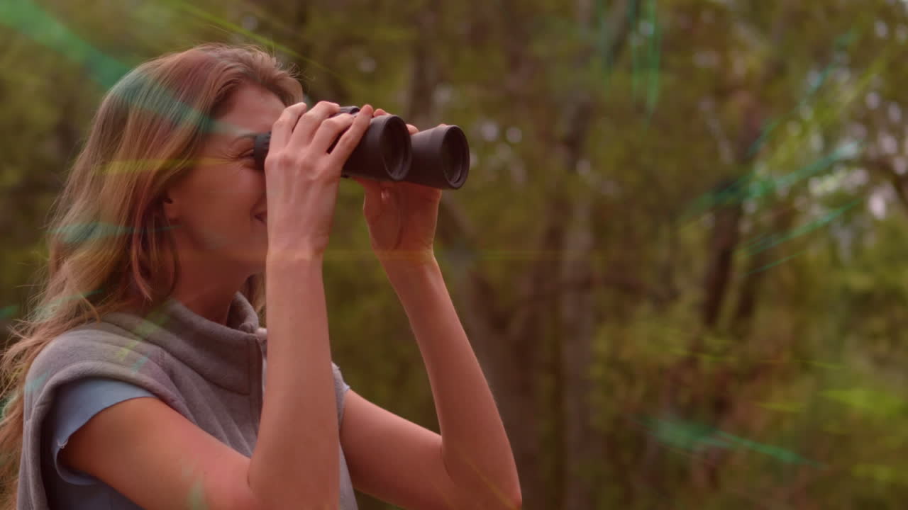 video de la niebla del arco iris sobre una joven mujer caucásica feliz