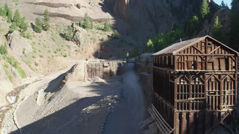 Drohnenansicht-Eines-Holzgebäudes-In-Den-Bergen-Von-Colorado