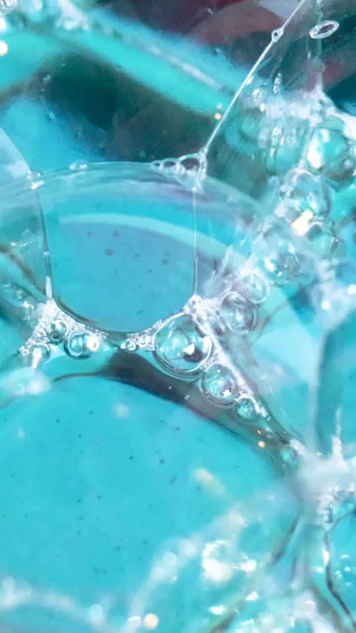 물 표면에서 형성되는 거품의 클로즈업