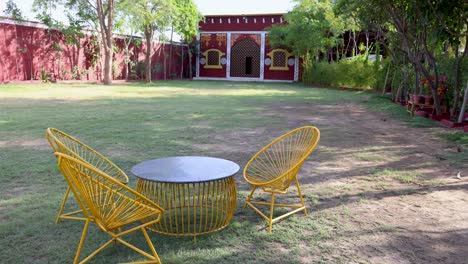 silla de hierro aislada y mesa sentada en el césped del jardín al aire libre por la noche