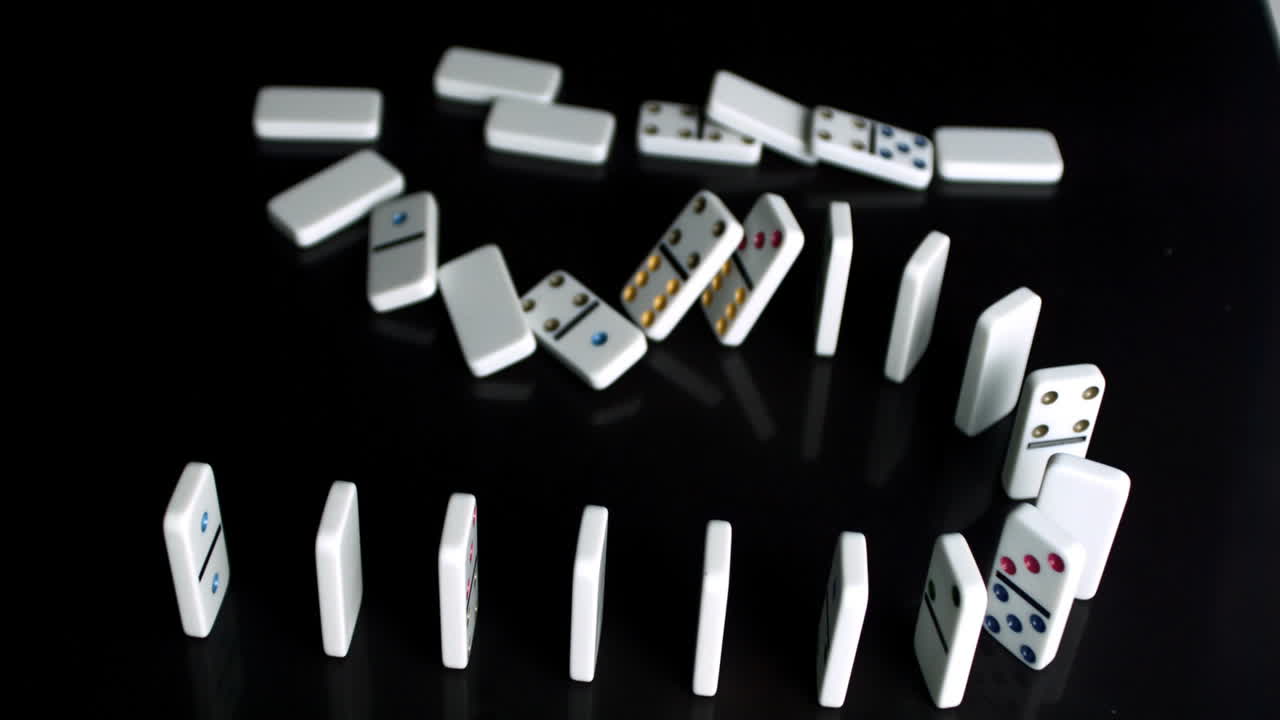 dominó chocando contra el suelo