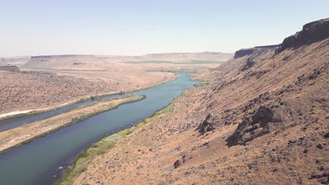 Río-Snake-En-El-Oeste-De-Idaho-Que-Alimenta-A-Agricultores,-Ganaderos,-Recreación-Y-Generación-De-Energía-En-Un-Día-Caluroso-Y-Polvoriento-En-Pleno-Verano