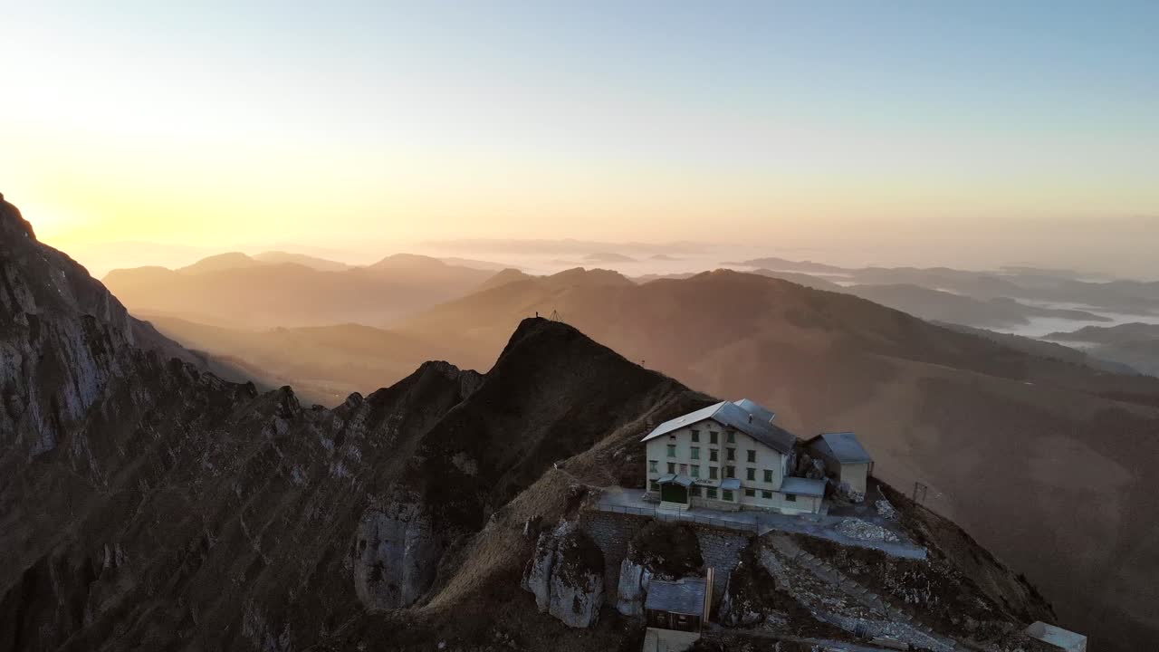 스위스 아펜첼에 있는 셰플러 위의 공중 비행은 산장에서 절벽의 측면을 볼 수 있는 알테날프 터름을 향해 일몰에 있습니다.