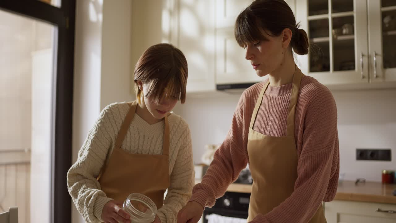 어머니 와 딸 이 부 에서 함께 베이킹 하고 있다