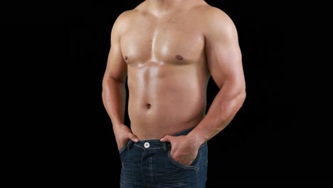 Muskulöser-Mann-Posiert-Für-Die-Kamera
