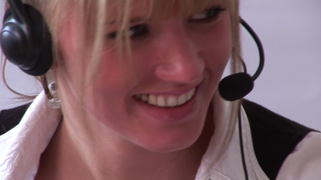 mujer de negocios caucásica en el trabajo