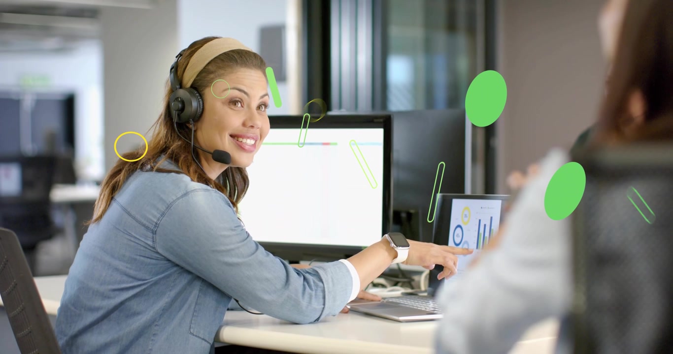 Mulher ajustando o headset, apontando para um gráfico com elementos gráficos verdes sobrepostos, mostrando dados de negócios.