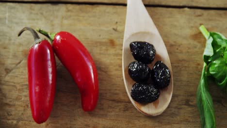 ingredientes guardados en fila en una mesa de madera