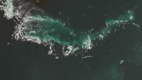 imágenes en cámara lenta de la fuerte corriente de agua en el estrecho de saltstraumen
