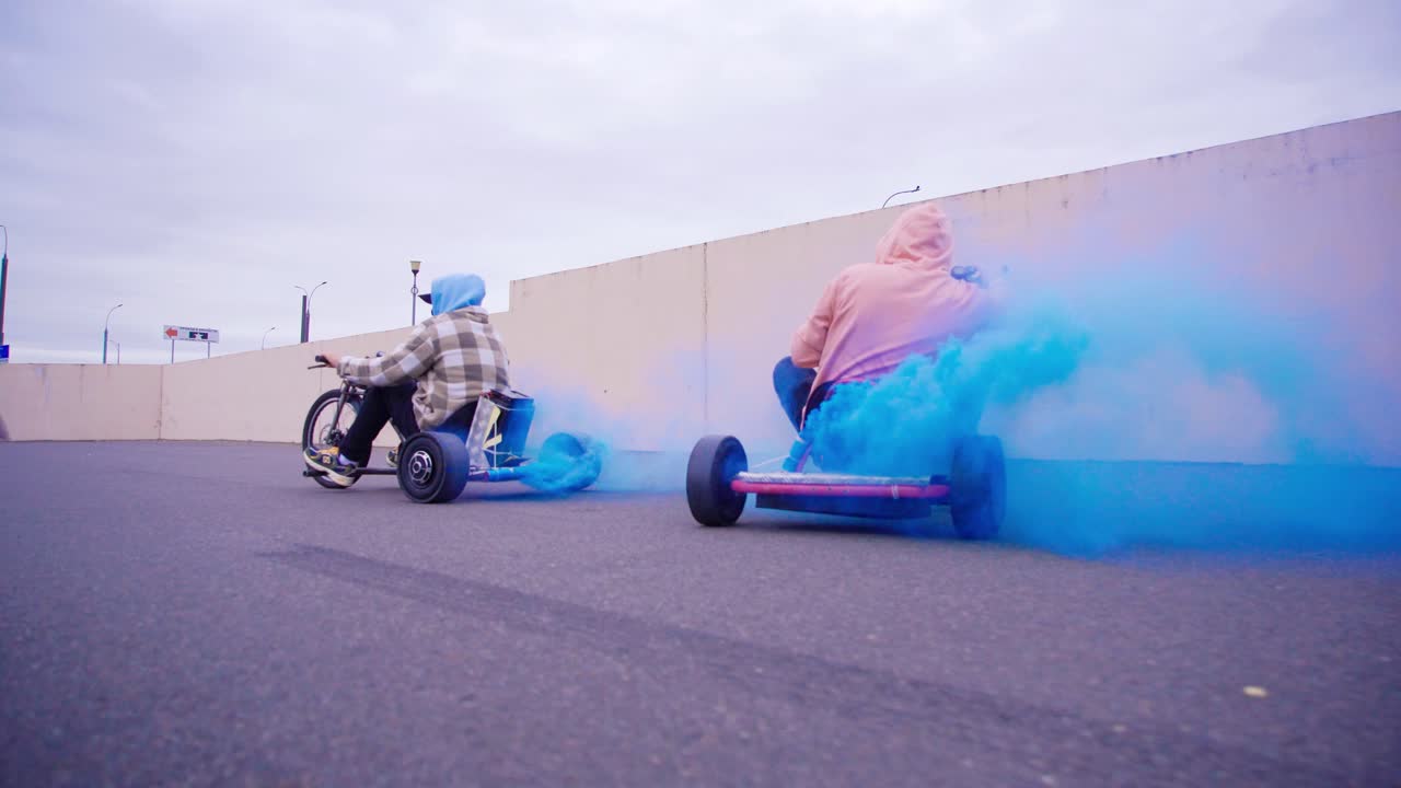 공중에서 다채로운 연기 효과와 함께 흥미진진한 드리프트 레이싱의 스릴을 경험하십시오.