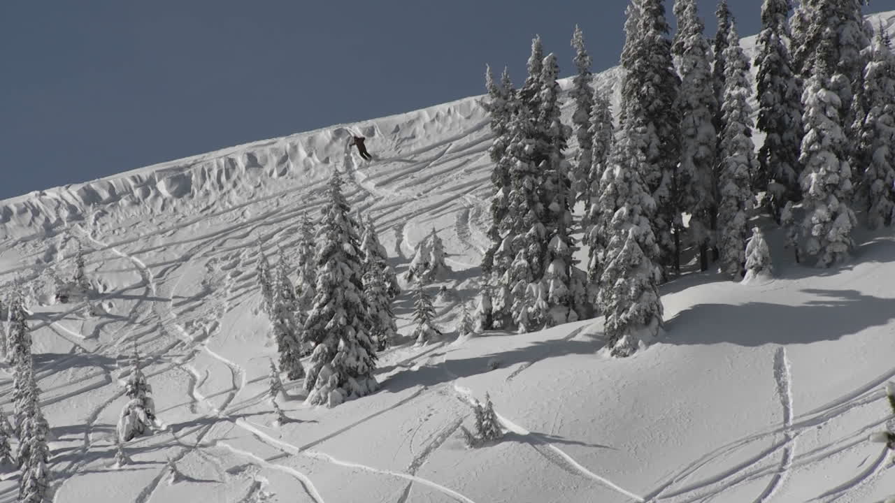 un esquiador esquía a través de la nieve profunda en el backcountry