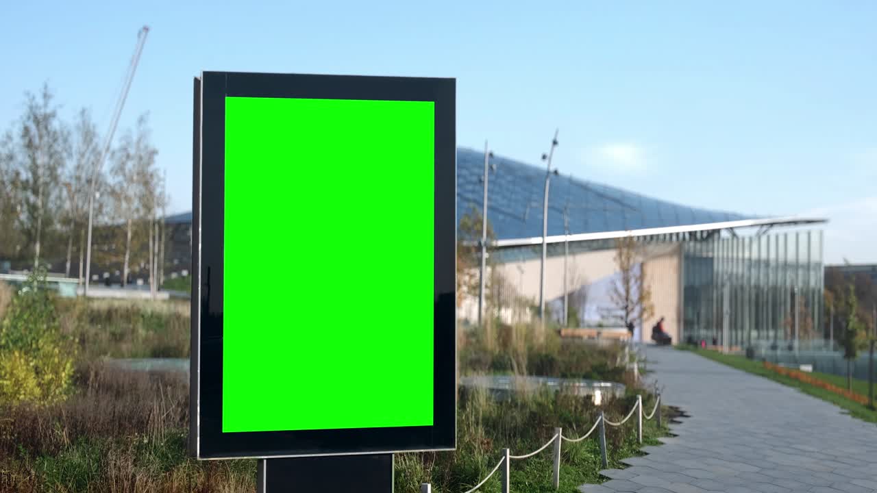 cartel vacío con una pantalla verde para la publicidad en el parque vacío en el bloqueo de cuarentena de coronavirus.