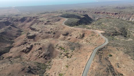 Antena-De-Drones-Moviéndose-Hacia-Abajo-Y-Panorámica-A-La-Derecha-Sobre-Una-Carretera-En-El-Cañón-Charles-Knife