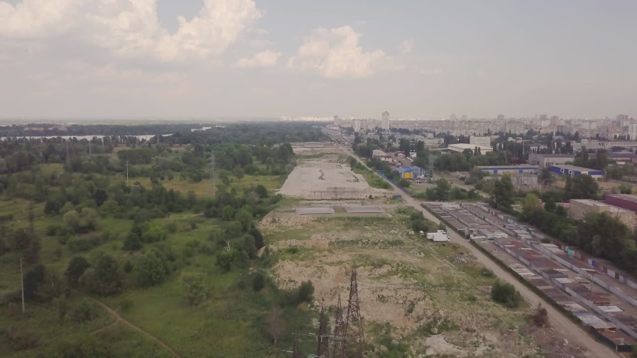 construcción de una carretera de circunvalación para el transporte cerca de las afueras de la ciudad. sitio de construcción. vista aérea. línea de la ciudad con la naturaleza y los edificios
