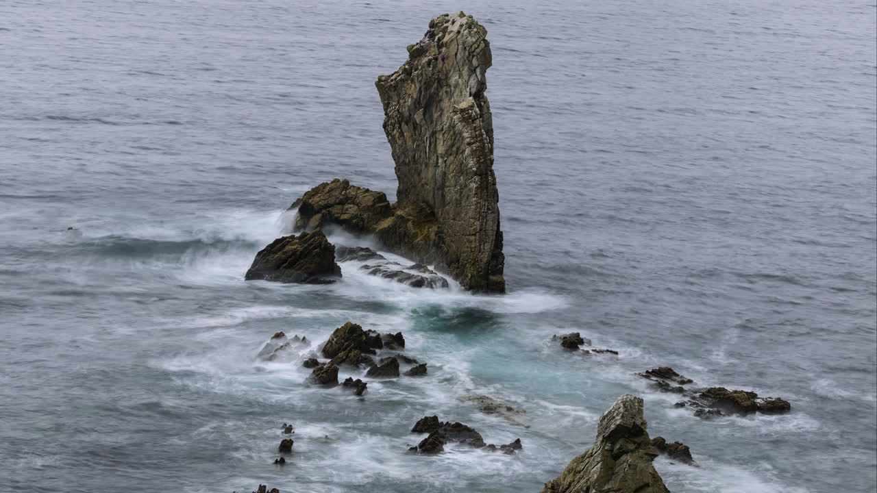 lapso de tiempo de los acantilados de roca marina en la isla de achill en el camino atlántico salvaje en irlanda