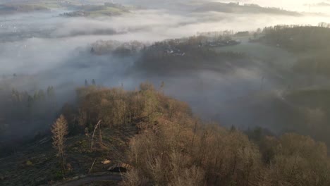 Espesa-Niebla-Matutina-Flotando-A-Través-De-Los-Valles-Del-Norte-De-Rhine-westphalia,-Alemania