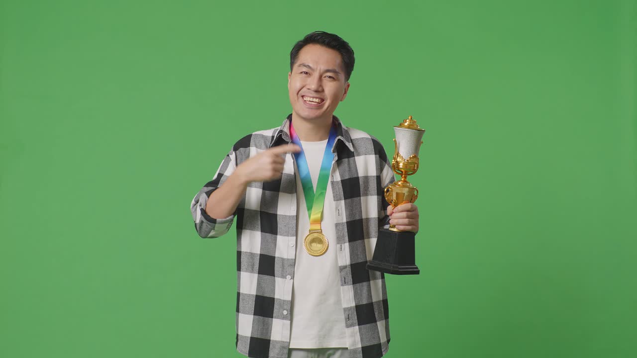 트로피 와 메달 을 들고 있는 사람